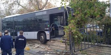 İstanbul’da Metrobüs yoldan çıktı!