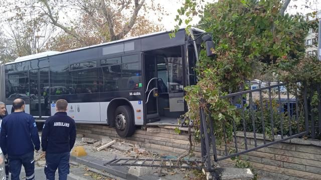 İstanbul’da Metrobüs yoldan çıktı!